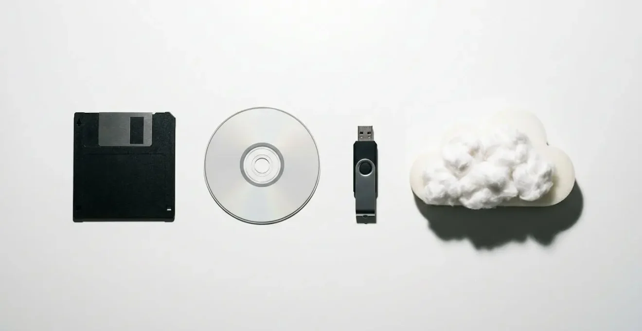Évolution chronologique d'une icône de sauvegarde depuis la disquette jusqu'au cloud
