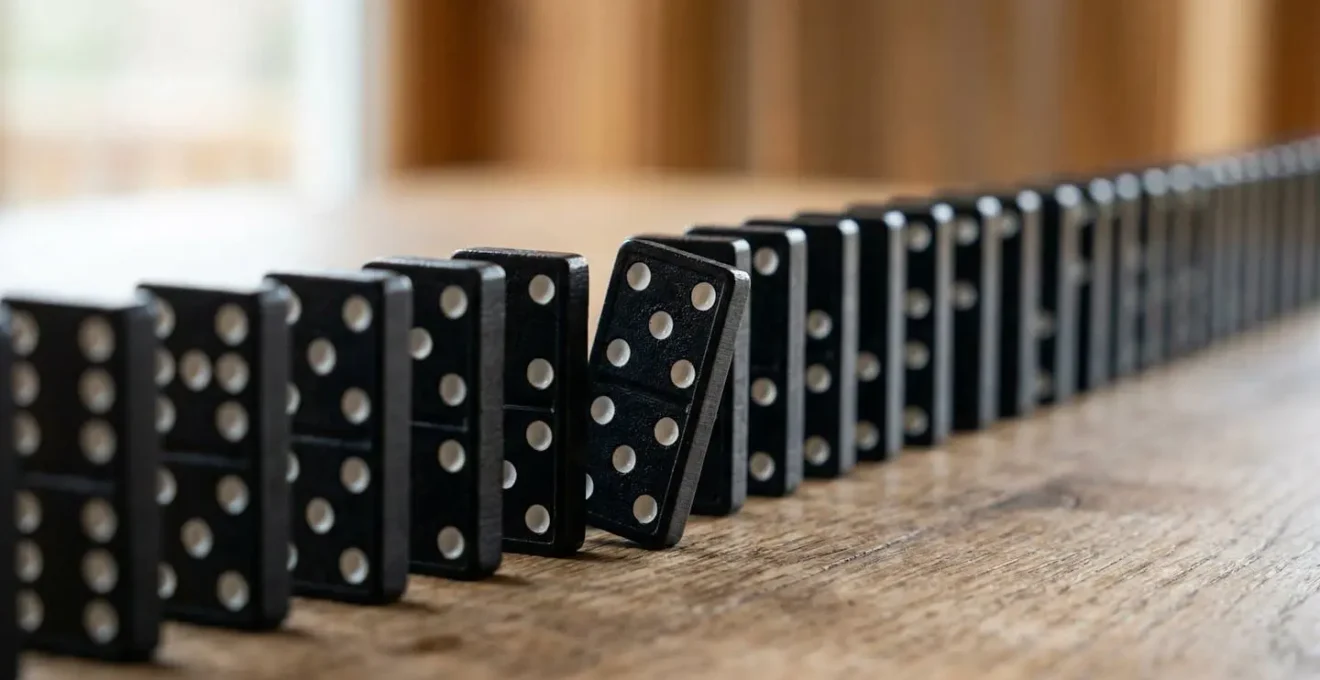 Composition macro de dominos alignés avec un domino décalé créant une rupture dans le pattern
